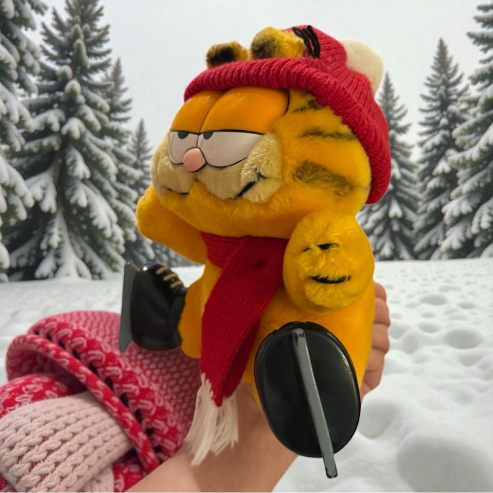 Vintage 1981 Garfield Ice Skater Plush – Winter Hat, Scarf & Ice Skates - Picture 2 of 6
